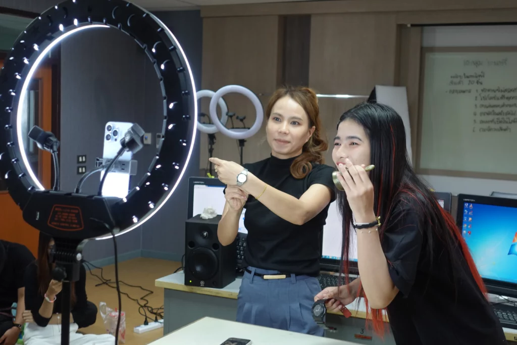 อ.ฝน สอน นักศึกษา ไลฟ์สด