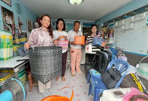 ชาวบ้านเริ่มเก็บสายรัดมาลอง สานกระเป๋า