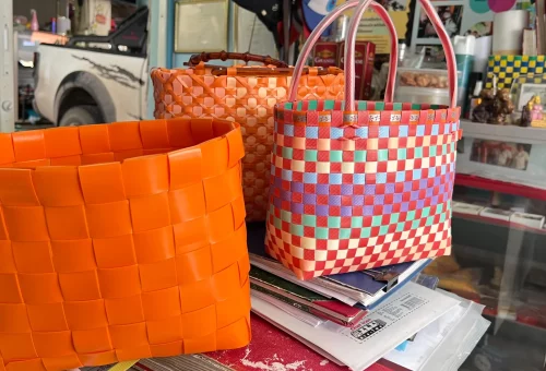 มีการจัดการแบ่งงาน สาน ล้าง ทำสี บรรจุ แพ็ก