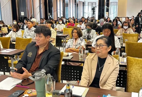 เภสัชกร_ผู้ประกอบการเวชสำอางค์ฟังการบรรยาย_อาจารย์ฝน_martech